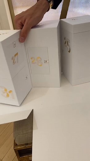 Nhận od set Lịch MFK 2025: Set gồm: 🔹 Nước hoa Baccarat Rouge 540 (70ml) 🔹 Xịt dưỡng tóc hương OUD satin mood (35ml) 🔹 Bộ ba tinh chất quý giá OUD satin mood, APOM và Baccarat Rouge 540 (3x4ml) 🔹 Bộ ba nến thơm Rose de mai, Baccarat Rouge 540 và Satin mood (3x30g) 🔹Nến thơm Mon beau Sapin phiên bản giới hạn (75g) 🔹 Nước hoa Grand Soir eau de parfum (35ml) 🔹 Dầu dưỡng thể hương Baccarat Rouge 540 (200ml) | Trang Nguyễn