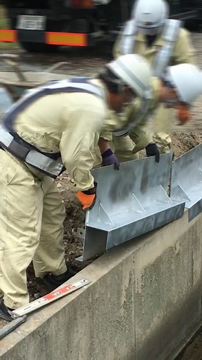 擁壁を使用した用水路のかさ上げ工法「イージーメタルウォール」 ハイテン鋼材で出来た鋼製擁壁。 コンクリート水路のふちに差し込んで設置。 固定や連結、漏水処置も可能。 高さ長さなど形状は自在設計。 取り付けにかかる時間が早い、重機の入れない場所でも施工できる、などが利点となる現場で特に選ばれいます。 ※イージーメタルウォールの強度計算は行っておりますが、水路構造物の応力度等の確認は必要性または緊急性に応じて発注者に委ねられております。 #土木 #工法 #工事 #建設業 | グレーチングの宝機材