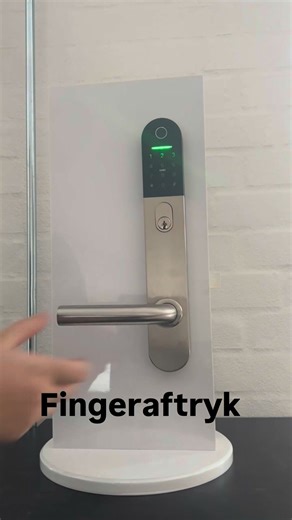 🔐 “Hvem har nøglen?” Er du træt af folk, der mister nøgler, glemmer koder eller ringer midt om natten for at komme ind? 😅 Vi har løsningen: den elektroniske dørlås fra JASA er perfekt til forsamlingshuse, klubhuse, byggepladser og steder med mange brugere. 🎥 I videoen viser vi, hvordan du kan åbne døren på 5 smarte måder: • PIN-kode (ingen gætter på 1234, vel?) • Fingeraftryk (ja, selv onkel Jens kan komme ind) • Nøglebrik • Fjernbetjening • Mobilapp (iOS & Android) 💡 Med appen kan du nemt g