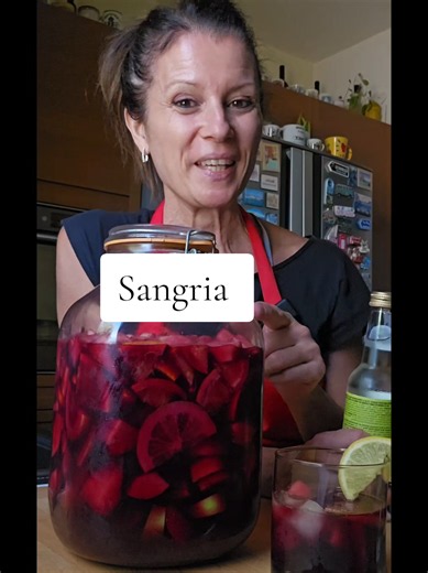 Sangria ricetta facile: vino rosso, frutta e liquore in 60 minuti