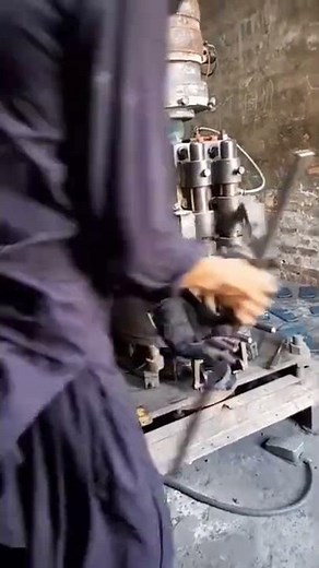 Moldeo por extrusión-soplado de un plástico.