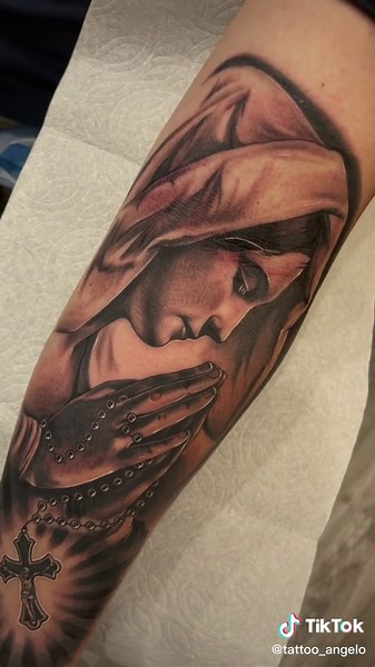 Free-Handed Tattoo Art: Praying Hands, Rosary, and Sun Rays