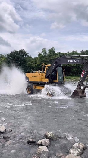 44 reactions | backhoe is the main tool of the backhoe loader. It's used to dig up hard, compact material, usually earth, or to lift heavy loads, such as a sewer box. It can lift this material and drop it in a pile to the side of the hole. The backhoe is a big, extremely powerful version of your arm or finger. #backhoe #riders #challenge #fyp #enduro #river | Ramil Padua Ranillo | Facebook