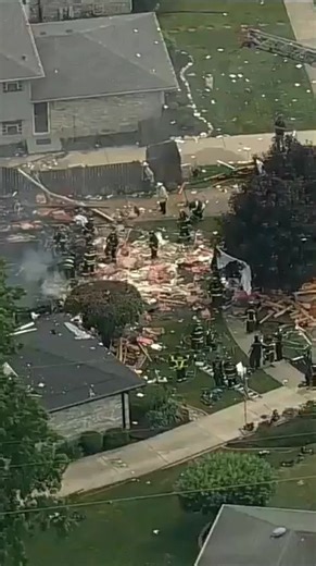 Emergency crews responded to a deadly house explosion Thursday afternoon in the south suburbs. | https://abc7chicago.com/post/crestwood-emergency-crews-respond-apparent-house-explosion-kenneth-court-live/16734289/ | ABC 7 Chicago