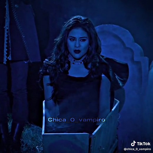 Chica Vampiro: Transformation Story of a Normal Girl into a Vampire