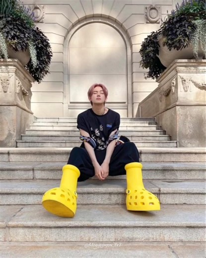 Yawnzzn with his yellow big boot 🦊💛🤣 #연준 #YEONJUN #ヨンジュン #투모로우바이투게더 #TXT #투바투 #TOMORROW_X_TOGETHER