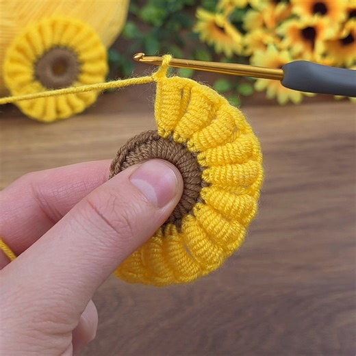7.2M views · 60K reactions | Very different technique ** easy crochet sequential flowers making #crochet #knitting | Aslı ile El Sanatları | Facebook