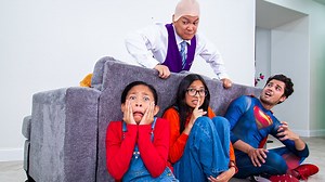 471K views · 6.4K reactions | Wendy y Andrea Juegan al Escondite con Superman y Lex Luthor 隸‍♂️✨ | Juguetes y Colores | Facebook