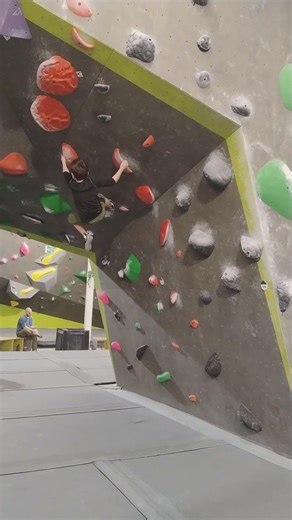 How to do rock climbing indoors_bouldering_v3