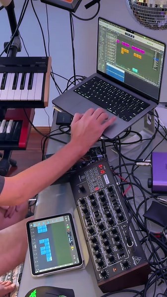 Exploring the Vibe: LIVE LOOPS Performance with Synths