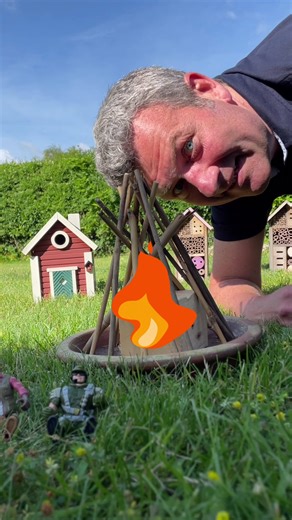 🔥Sikker Sankt Hans🔥 Sankt Hans er lige om hjørnet. Vil du nyde det flotte bål uden at brandvæsnet kommer på besøg? Så husk de gode råd: 🔹Brug aldrig brandfarlige væsker til at tænde op 🔹Hold øje med bålet – og sørg for at gløder og aske er helt slukkede 🔹Tænd kun bål, hvis vejret og forholdene er sikre Husk også god afstand fra bålet: 📏30 m fra bygninger 📏60 m fra markafgrøder 📏200 m fra stråtækte huse og letantændelig natur Og husk – tjek brandfare.dk for lokale afbrændingsforbud #Sankt