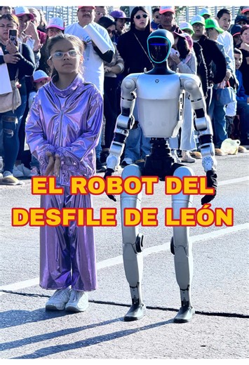 El robot que se robó la miradas el el desfile de León. #feria #leonguanajuato #desfile