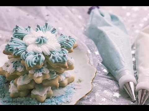 Decorating Christmas Cut Out Cookies with Buttercream