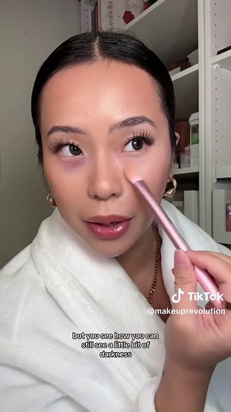 Best Revolution Baking Powder for Makeup - Pink vs Peach Shade Comparison