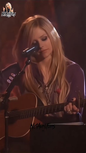 Avril Lavigne live #knockinonheavensdoor #2000s #live #avrillavigne #shorts #acoustic #music #fyp