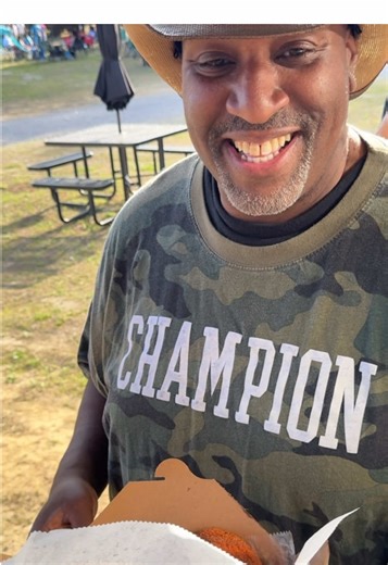 We told her get her own fish… now she rushing him back like “lemme just taste it real quick” 😂🐟 Nahhh it don’t work like that over here… once that Jefe fish hit your hand it’s EVERYBODY for themselves 😭🔥 That first bite turn you into a whole different person… now you plotting on somebody else plate 👀 Should’ve listened the first time… now you gotta get back in line 😮‍🔥 #TheChiliJefe #JefeNation #NCFoodies #FoodTruckLife #DontShare 😂