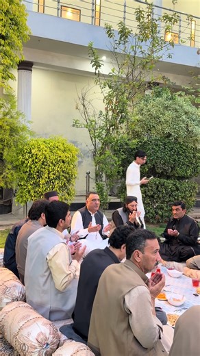 ملک جہانگیر قلعہ میں افطاری کے موقع پر مفتی محمد ندیم صاحب نے ملکِ پاکستان اور افواجِ پاکستان کی سلامتی، استحکام اور کامیابی کے لیے خصوصی دعا کروائی، جبکہ امتِ مسلمہ کی فلاح و بہبود، امن اور خیر و برکت کے لیے بھی دعا کی گئ@Mufti Nadeem Official @Malik Tariq Awan