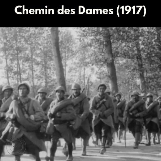 Le 16 avril 1917, lorsque les soldats francais montent à l’attaque du plateau du Chemin des Dames, ils sont décimées par les mitrailleuses allemandes. Dès les premières heures, l’opération tourne au carnage. On compte 30 000 morts en dix jours. | Carnets de guerre 1914-1954