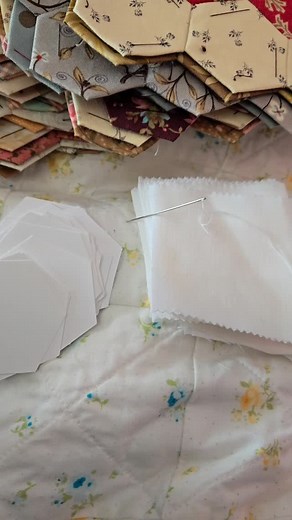 Good afternoon! Chain thread basting. #epp #englishpaperpiecing #threadbastersareawesome #threadbasters #flowergarden #grandmothersflowergarden #handwork #noglue | Sweetwater Cotton Shoppe