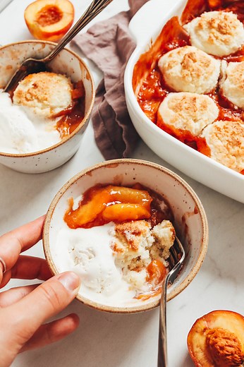 Easy Gluten-Free Peach Cobbler (Vegan)