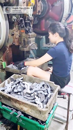 cô nàng có kỹ năng dập sắt điêu luyện 💥