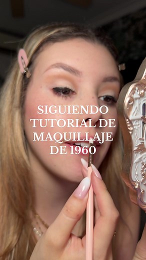 maquillándome pero tengo que seguir un tutorial de maquillaje de 1960 🫣✨💞📺 #makeupreview #makeupchallenge #makeuphacks