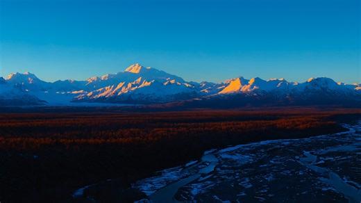 夕日に染まる雪山 – 息をのむ4K絶景