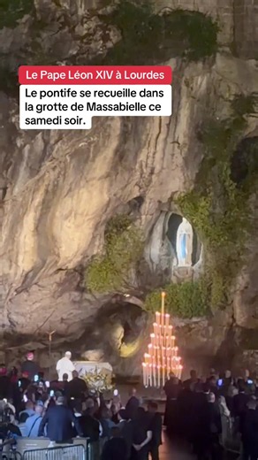 Pape Léon XIV à Lourdes : le pontife se recueille dans la grotte de Massabielle ce samedi soir. Arrivé à Lourdes dans le cadre de sa visite en France, le souverain pontife se rend dans la grotte où Bernadette Soubirous dit avoir été témoin des apparitions de la Vierge Marie en 1858. #actu #pape #religion #france