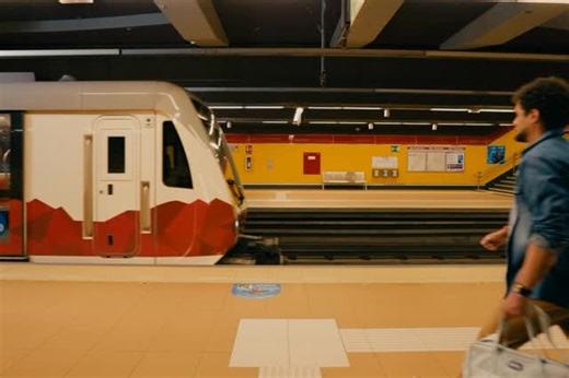 🚇 #ElMetrodeQuitoRenace | ¡Abrimos puertas… y cambiamos historias! 🥹🙌🏻 En estos 2 años, cada puerta que se abrió fue más que un viaje: fue un “¡sí llego!”, un regreso seguro, una sonrisa compartida.💙 Dos años moviendo a una ciudad que ahora avanza más rápido, más unida y más sostenible. ✨ Gracias por confiar, por acompañarnos, por hacer del Metro parte de su día a día.🤩 ¡Hoy son 2 años abriendo puertas! 🎉 #MetroQuito #2AñosAbriendoPuertas | Metro de Quito