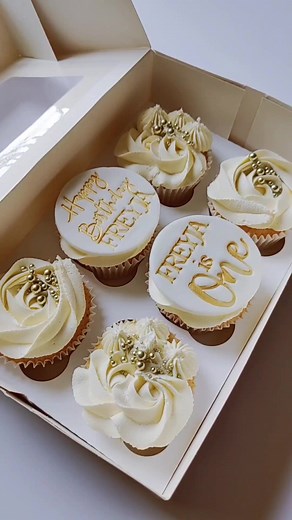 Decorate cupcakes with me ✨ Simple white & gold vanilla cupcakes for Freyja's first birthday 🧁🎈 . . #glasgow #glasgowtiktok #foryoupage #fyp #glasgowcupckes #cupcakesglasgow #glasgowcakemaker #sweetwishcakes #decoratewithme #decoratecupcakeswithme #buttercreamcupcakes #birthdaycupcakes #glasgowcakes #pipingbuttercream