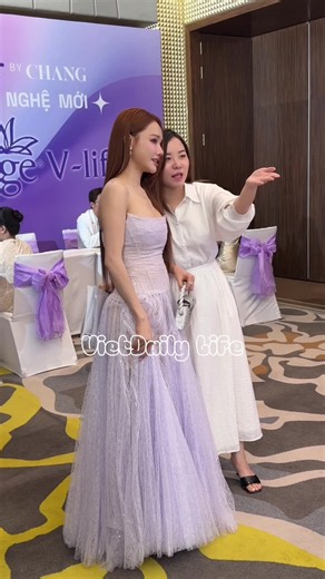 Phản ứng của Bảo Thy khi đang chụp hình thấy Nhã Phương tới