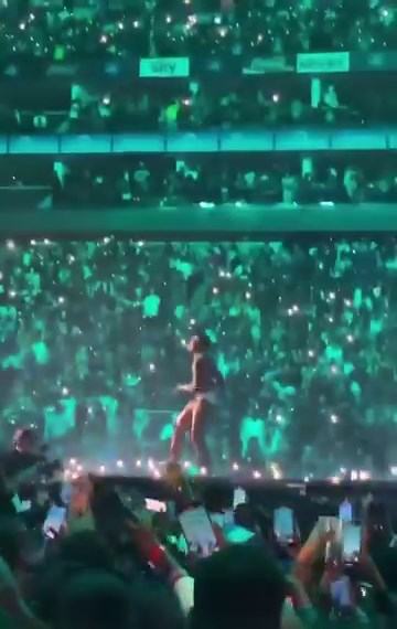 27K views · 989 reactions | Back when Wizkid shut down the London’s O2 Arena  Wizkid performed his 'Made in Lagos' concert in front of a sold-out crowd of 20,000 capacity at the London 02 Arena, raking in a record N5.2 billion in gross earnings. The three-day music event was held from November 28 to December 1, 2021. 礪 | Entertainment Daily | Facebook