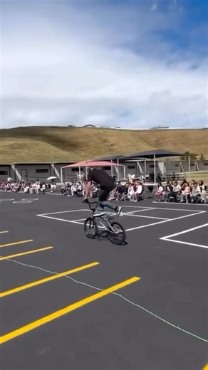 Have you ever seen a cross-legged backflip to bounce front flip? 😤 #bmx #mtb #bmxairbag #mtbairbag