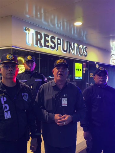 Inspección y cierre temporal La Dirección General de Seguridad Ciudadana y Polimaracaibo atendieron una denuncia por insalubridad en el restaurante Tres Puntos, ubicado en la calle 75 con avenida 3H. Durante la inspección realizada en el centro de producción, las autoridades constataron severas fallas sanitarias y la presencia de plagas como cucarachas y ratas en el área. Ante los hallazgos descritos, los funcionarios procedieron al cierre temporal del local por un lapso de 72 horas con el objet