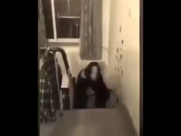 在楼梯上舞动的Ayuwoki