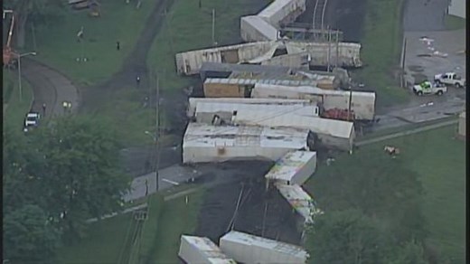 Freight train carrying produce derails in Ohio