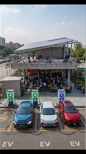India ka future yahan ban raha hai ⚡EV charging + Solar power= ZERO fuel cost setup #sustainability