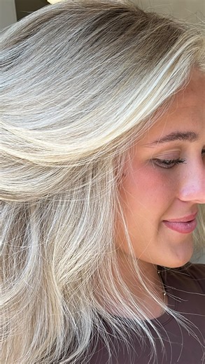 AZ Hairstylist | Lived in Color & Invisible Bead Extensions AZ on Instagram: "FOIL WITH ME 😊💖 My GO TO tips for foiling 🤍 CREATE YOUR ROAD MAP✨ + what is your client wanting? When I am foiling a face frame I access the overall goal & where the sun would naturally create lightness Around the face always tend to create a lighter appearance from the sun and gradually creates a gradient, so with the foils I try to emulate just that CONNECTION✨ The goal is always a SOFT & SEAMLESS face frame, abso