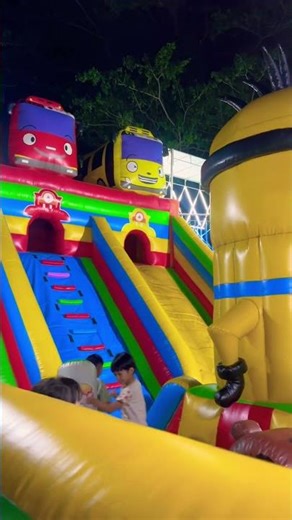 Jump and pass through scary obstacles in the balloon palace with the yellow minion and friends #r...