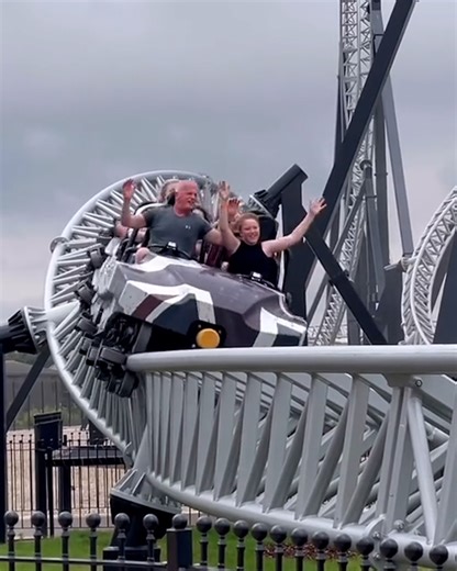 This one is for the rollercoaster enthusiasts 🤯 | LADbible