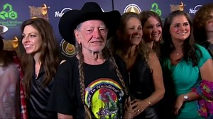 Country star Willie Nelson headlines Beto O'Rourke rally with song 'Vote 'Em Out'