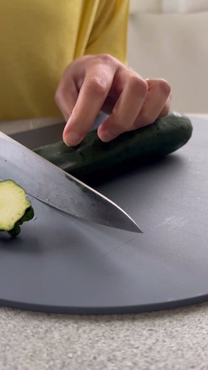 一推しのズッキーニの食べ方です 柄にもなく 座り作業でゆったりと作ってみました😂 というのもこの日は雨で、 キッチンが暗すぎたので窓辺にて♡ ところで ズッキーニってかぼちゃの仲間だって知ってた🙄？ ずーーっと、きゅうりと思ってた！笑 どう見てもきゅうりじゃーーーん！ めっちゃジューシーで美味しいので 是非作ってみてくださいね🤗 ▷材料 ・ズッキーニ 1本 ・ベーコン ロング２枚 ・スライスチーズ ３枚 ・シュウマイの皮 30枚 〜レシピ〜 ①シュウマイの皮以外を、15等分にカットします ②シュウマイの皮で具材を包んで、揚げ焼きにしたら完成です✨ 𓇠𓇠𓇠𓇠𓇠𓇠𓇠𓇠𓇠𓇠 簡単美味しいレシピを発信してます 在宅ワーク・２児の母です コメント・フォロー気軽にしていだだけると 嬉しいです☺️ 毎日の献立に役立ちますように @mami_no_cooking 𓇠𓇠𓇠𓇠𓇠𓇠𓇠𓇠𓇠𓇠 #ズッキーニ#簡単レシピ #簡単料理 #副菜#今日の夕飯