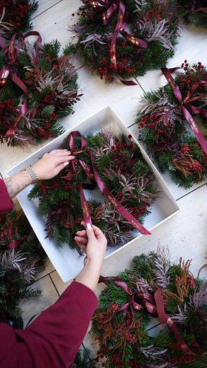 Wianki dla firm 🎄na prezent dla pracownika i partnera biznesowego✨ Elegancki, przyjemny i w kolorach Twojej marki. Nasze bożonarodzeniowe wianki premium to idealny upominek, który wyróżni Twoją firmę i zostawi po sobie wyjątkowe wspomnienie💫 Każdy wianek tworzymy na zamówienie, dopasowując kolory i styl do identyfikacji Twojej marki 🌟 Dzięki temu prezent staje się nie tylko świąteczną dekoracją, ale również subtelnym elementem budowania relacji i wizerunku. 🎁 Idealne jako: prezenty dla klien