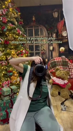 Anne & Frédérique I Photographe 🇧🇪La Louvière on Instagram: "➡️ Et sinon, vous croyez encore qu’un shooting enfant c’est zen et facile ? 😂 Bienvenue dans la vraie vie d’un studio photo… où les sourires ne sont pas livrés avec les chaussettes à carreaux. Ce moment magique où tu as préparé 3 décors, chauffé le studio, mis Mariah Carey en boucle… et que le mini-humain décide de hurler comme si tu l’avais privé de goûter. Anne tente tout : grimace, marionnette, des petites blagues … mais en vain.