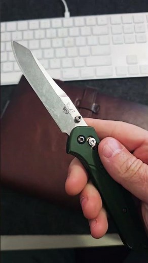 This knife weighs NOTHING but cuts everything #knives #benchmade