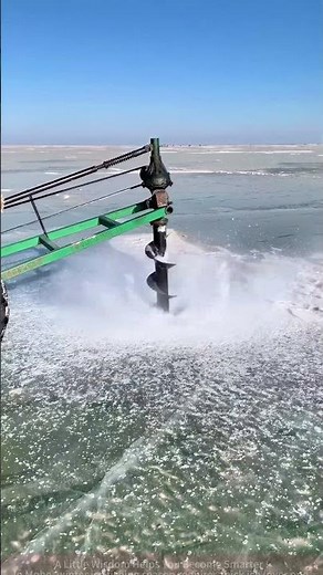 Winter Ice Fishing: The Dramatic Moment of a Drilling Machine Breaking the Frozen River in Mohe!