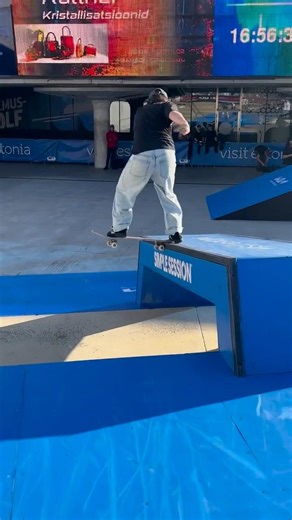 ‪@AlexDecunha‬ showing style moves at the ‪@simple-session‬ x ‪@visitestoniaofficial‬ street jam 💙