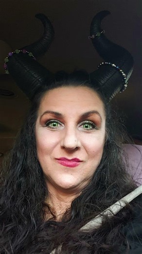 SIA - UNSTOPPABLE: SINGER as a DISNEY QUEEN