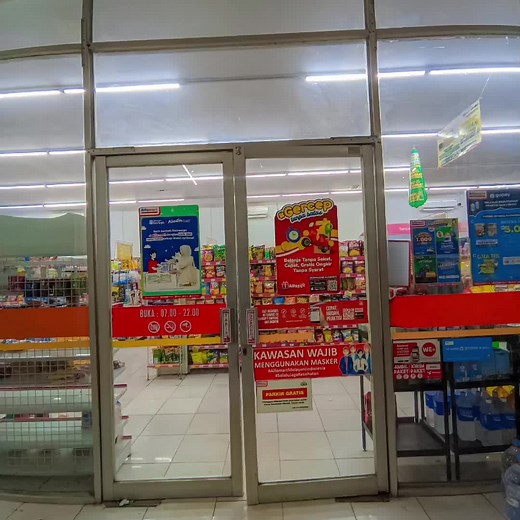 Minimarket Tertinggal dan Terbengkalai di Hutan