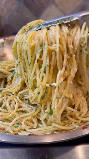 Spaghetti Aglio e Olio 🍝 #food #foodie #shorts